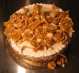Золотой свадебный белый торт золотыми розами